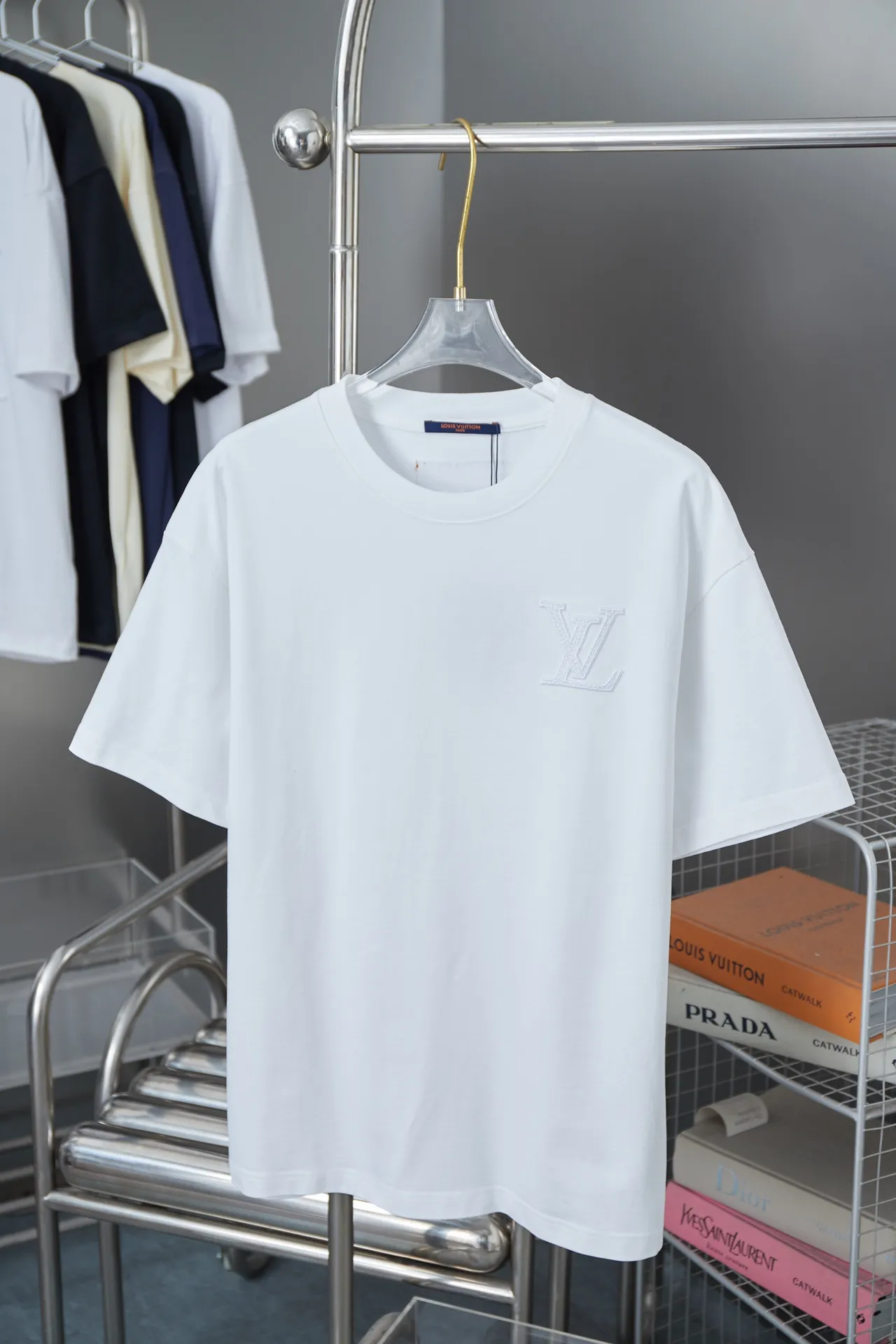 🅿️190 1V 25SS early spring new style Hydrosol embroidered LV letter short sleeves Light luxury essential item for daily commuting for men and women Correct version Welcome to compare Detailed features · 320g 100% pure cotton double yarn jersey fabric · Custom dyed in the same vat, special thickened 32 pieces double-strand 1X1 thread · Imported Tajima machine hydrosol embroidered LV letter logo on the front and back. Garment-washable embroidery hydrosol makes the embroidery offset printing softer and not stiff · Double-needle cross-stitching process · Original main mark washed tag brand moisture-proof paper packaging Color: black/white/burgundy Size: S/M/L/XL